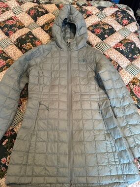 B—The North Face Women's Quilted Hooded Puffer Jacket - Light Sage